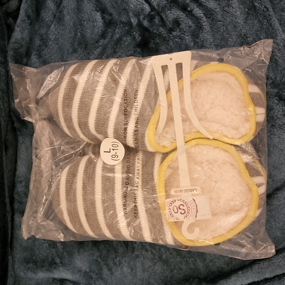NWT- GREY AND WHITE STRIPED KNIT SLIPPER WITH FLEECE INSTEP - Picture 7 of 7